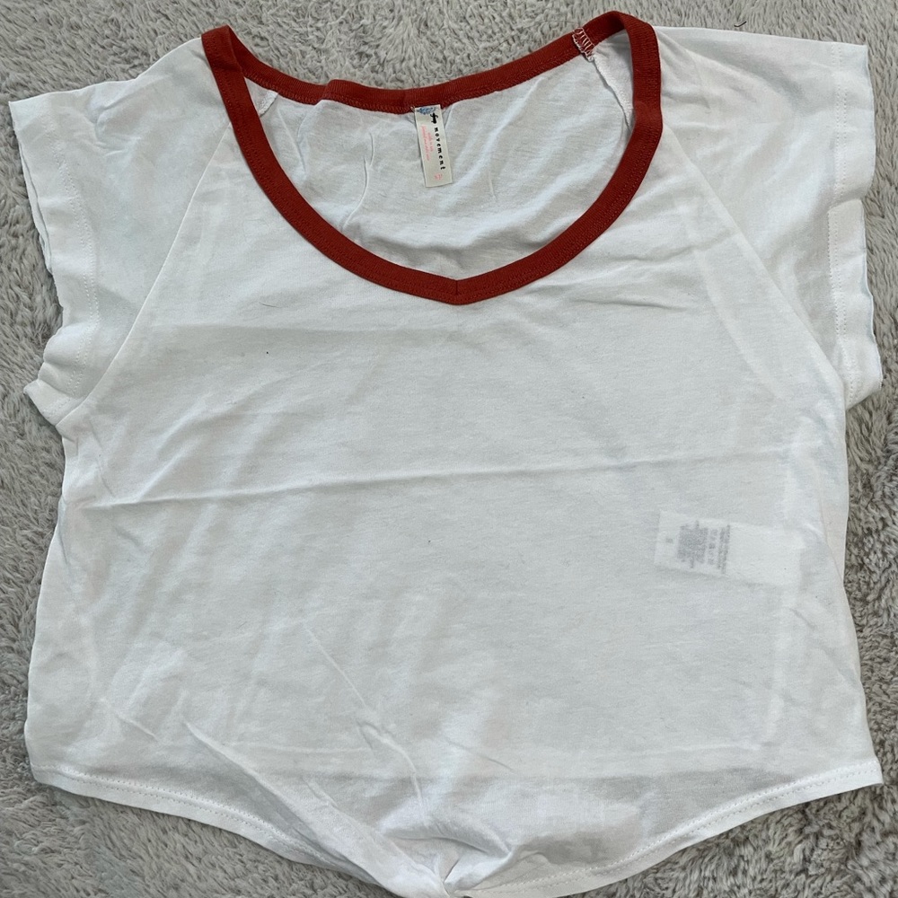 Basic t-shirt with red neckline